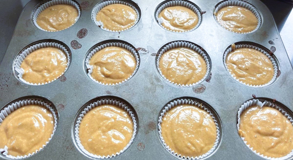 I formene, før kokossukker- og kaneldryss.