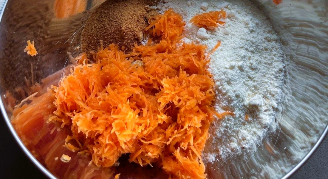 Gulrotkake-energikuler underveis i blandingen av ingrediensene.