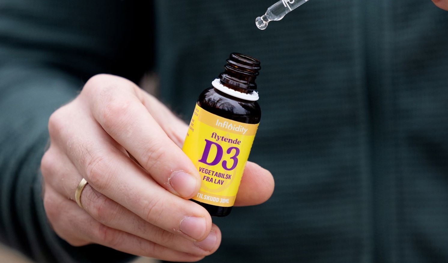 Vitamin D kommer som tabletter, kapsler og som flytende tilskudd, her som flytende.