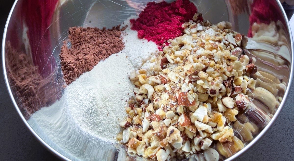 Bland de tørre ingrediensene i en bolle først, med unntak av frysetørkede bringebær.