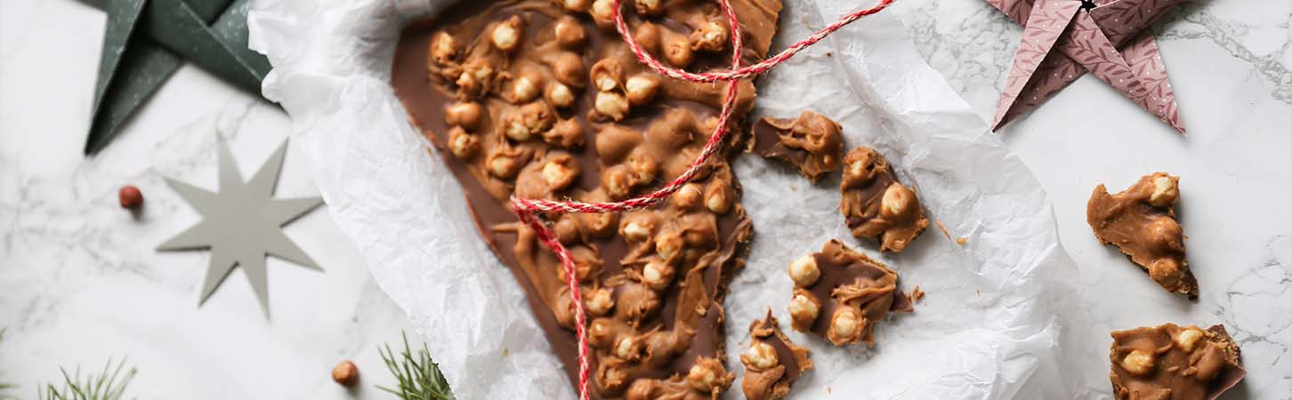 Herlig hasselnøtt- og karamellsjokolade som du kan lage selv.