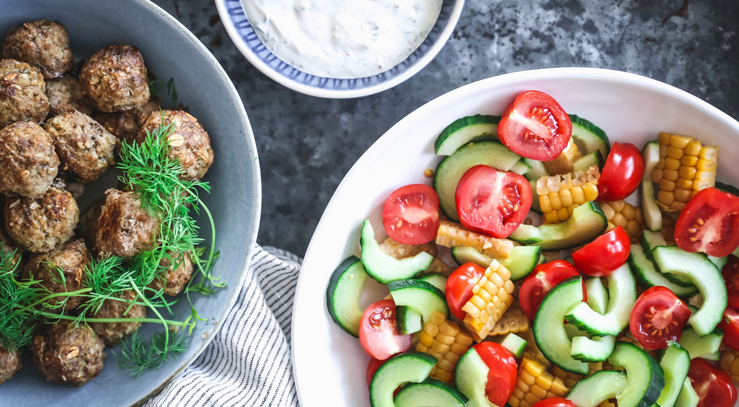 Frikadeller med tomatsalat og dilldressing Frikadeller med tomatsalat | Middagsoppskrift med Desirée Andersen fra Sunkost